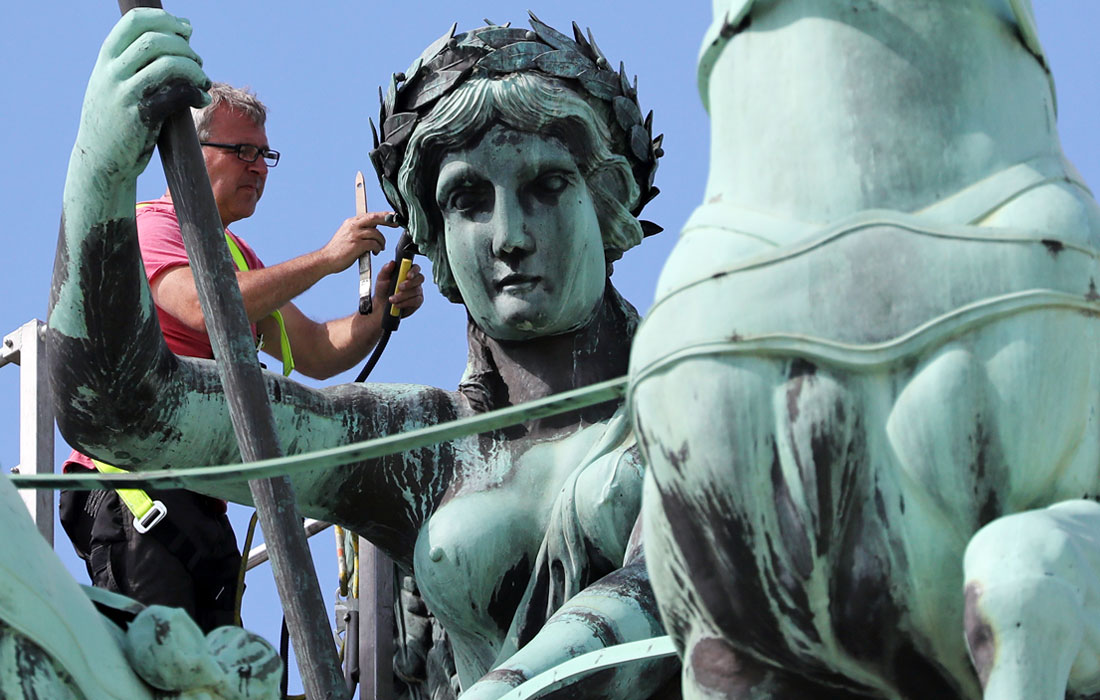 В Берлине прошла очистка памятников, в том числе статуи квадриги на Бранденбургских воротах, в преддверии решения сената о запрете на вождение дизельных транспортных средств на некоторых улицах центра города. Власти хотят решить проблемы загрязнения, реализовав план контроля качества воздуха и ограничения скорости на улицах до 30 км/ч.