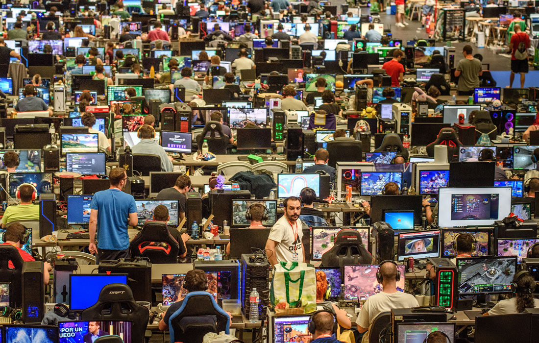 В Бильбао стартовал фестиваль "Euskal Encounter" - старейший в Испании компьютерный форум. Мероприятие включает в себя также специальную выставку в честь 25-летия выпуска игровой консоли PlayStation. Фестиваль продлится до 28 июля.