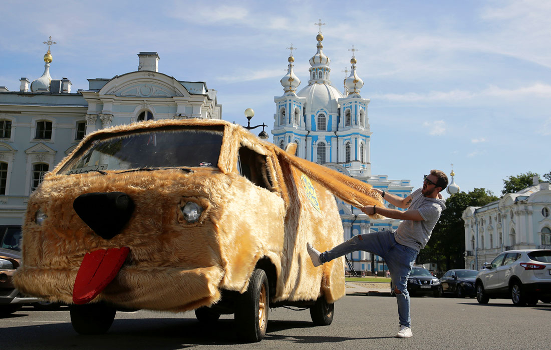 В Санкт-Петербурге блогер Роман Притула воссоздал "собакомобиль" из фильма "Тупой и еще тупее" и проехал на нем по главным улицам северной столицы. Весь кузов автомобиля покрыт искусственной шерстью, а на месте бампера и радиаторной решетки - собачья морда.