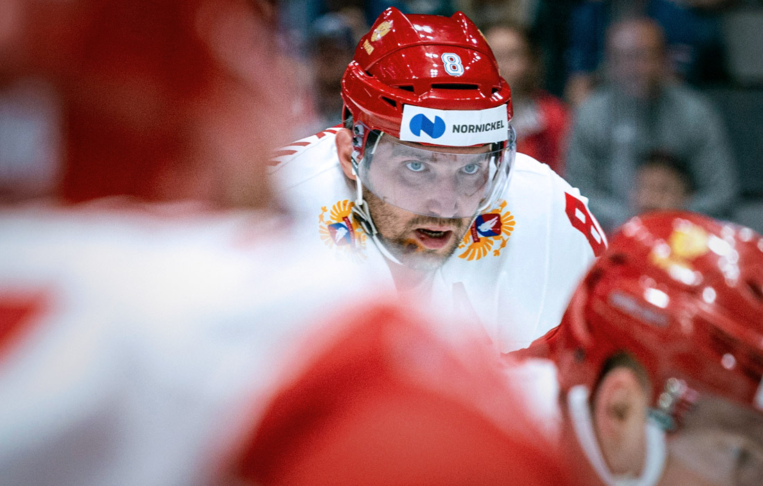 Хоккеист "Вашингтон Кэпиталз" Александр Овечкин в рейтинге знаменитостей расположился на третьем месте с доходом в $14.5 млн, за год его позиция опустилась на две строчки. Фамилия хоккеиста упоминалась в СМИ 59 тысяч раз, внимание в социальных сетях спортсмену уделили 563,5 тысяч раз. В итоге российский хоккеист набрал итоговый балл 55.62.