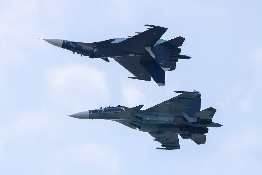 Многоцелевые истребители Су-30СМ пилотажной группы "Русские витязи" на параде в Балтийске