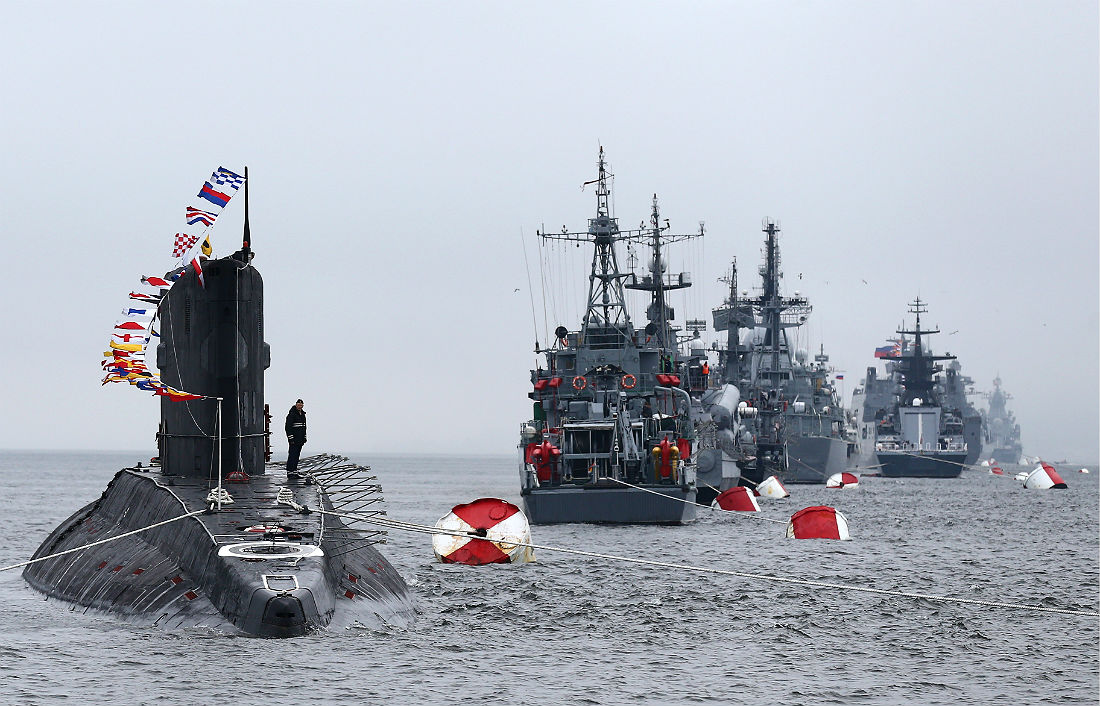Дизельная подводная лодка "Б-394" (слева) во время военно-морского парада в честь Дня Военно-Морского Флота в акватории Амурского залива