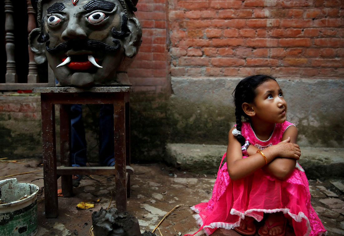 В древнем городе Непала Бхактапуре прошел ежегодный фестиваль Гантакарны. Праздник отмечается в разное время в зависимости от состояния луны. В память о смерти мифического демона Гантакарны, который символизирует уничтожение зла, местные жители проводят ритуалы, отпугивающие злых духов.