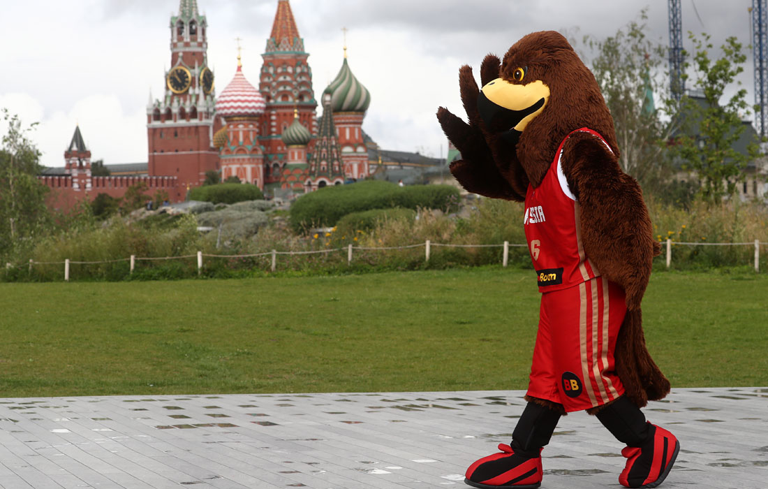 В московском парке "Зарядье" прошла торжественная презентация трофея Нейсмита – главного приза Кубка мира по баскетболу ФИБА, который будет проходить в Китае с 31 августа по 15 сентября