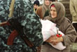Пожилая беженка ждет очереди на контрольно-пропускном пункте из Ингушетии в Чечню. 9 января 2000 год.