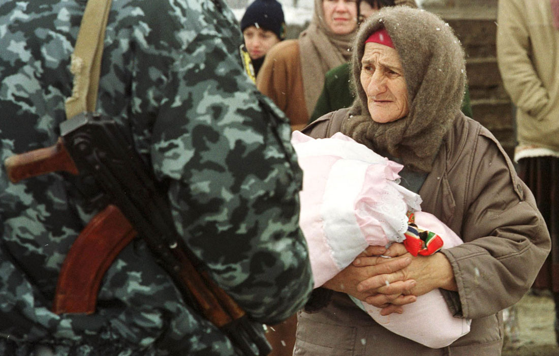 Пожилая беженка ждет очереди на контрольно-пропускном пункте из Ингушетии в Чечню. 9 января 2000 год.