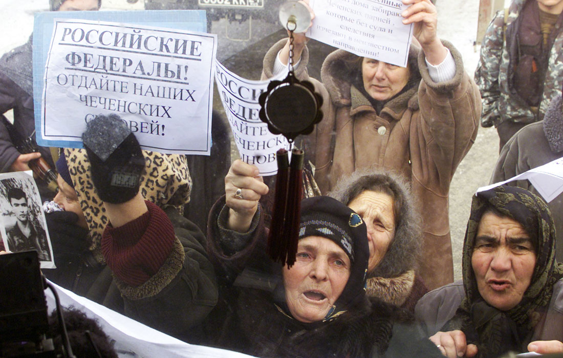 Протест чеченских женщин в центре Грозного.11 декабря 2002 год.