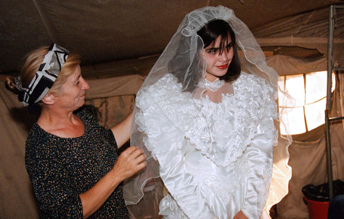 Подготовка к свадьбе в лагере беженцев в Ингушетии. 7 августа 2000 год