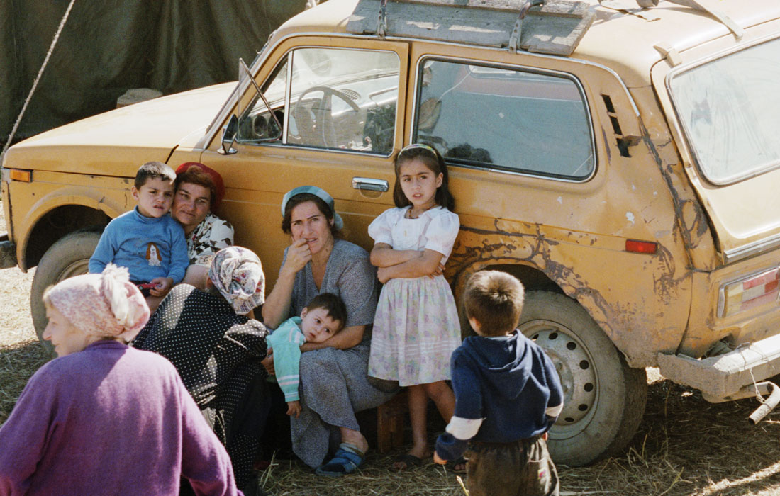 Палаточный городок чеченских беженцев у автомагистрали "Кавказ". 2 октября 1999 год.