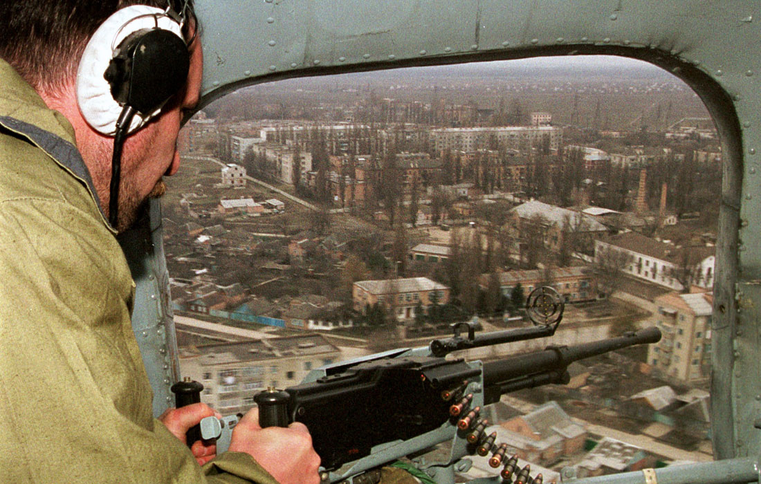 Российский вертолет со стрелком на борту пролетает над столицей Чечни Грозным. 26 января 2000 год.