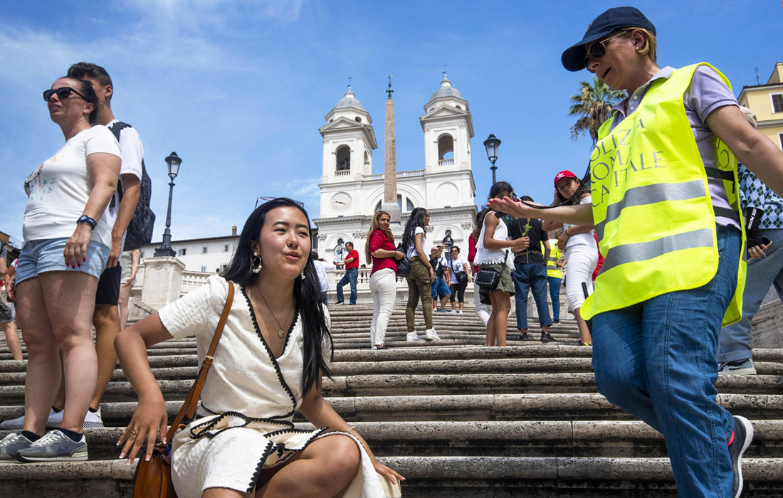 Власти Рима запретили туристам сидеть на Испанской лестнице. Туристическая полиция патрулирует центр города и следит за дисциплиной иностранных гостей. Нарушителей ждет штраф в 250 евро, который в случае неповиновения сотрудникам полиции может вырасти до 400 евро.