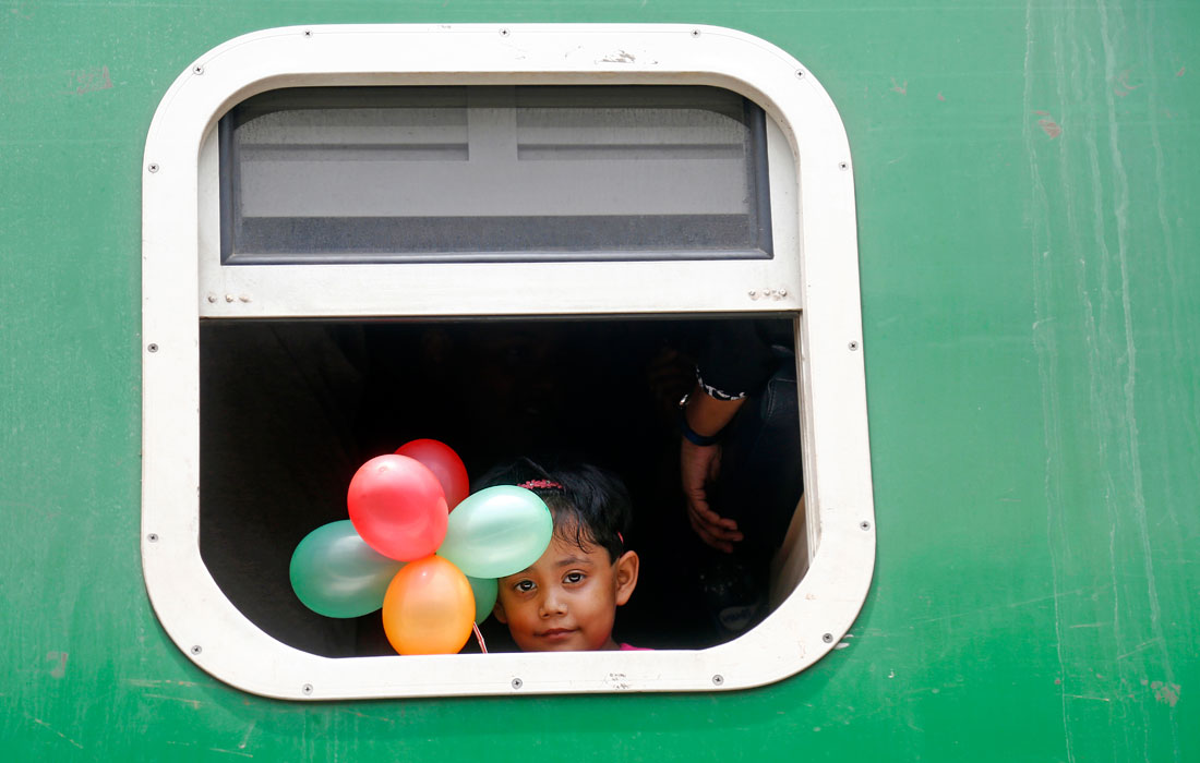 Жители Бангладеш отправились с железнодорожного вокзала в Дакке в свои родные деревни на празднование Курбан-байрама