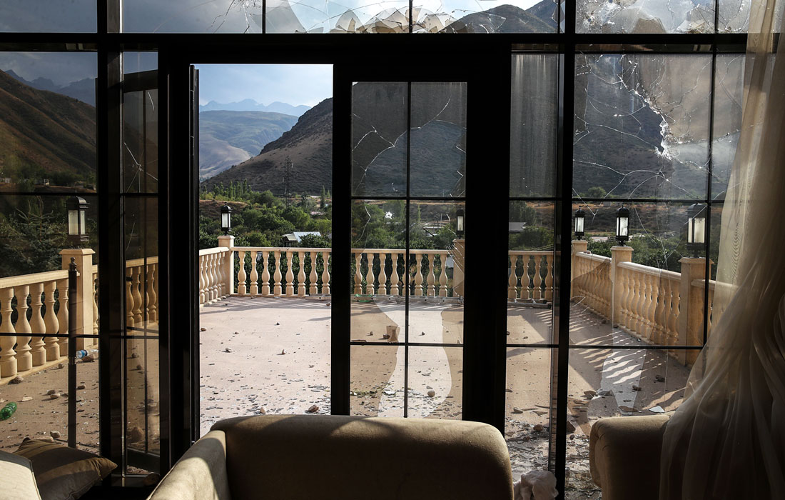 Резиденция бывшего президента Киргизии Алмазбека Атамбаева в селе Кой-Таш надалеко от Бишкека после его задержания