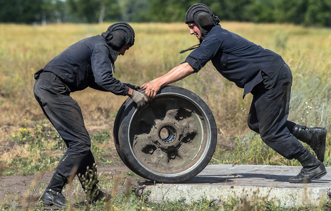 Военнослужащие из России во время конкурса ремонтных подразделений "Рембат" на полигоне Омского автобронетанкового инженерного института