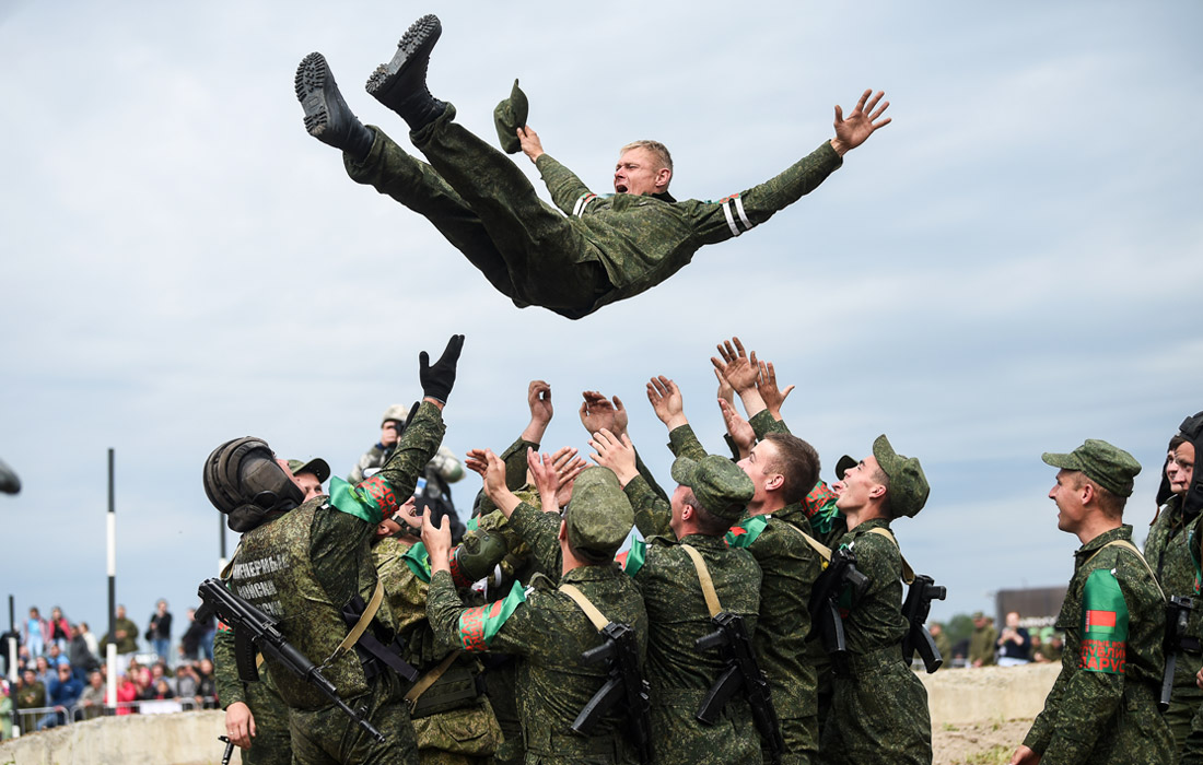 Сборная Белоруссии празднует второе место по итогам конкурса "Инженерная формула" в Тюменской области