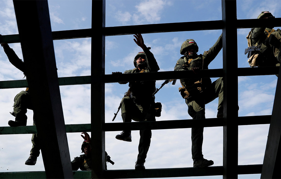 Участники из Венесуэлы во время конкурса морских пехотинцев на военном полигоне "Хмелевка"