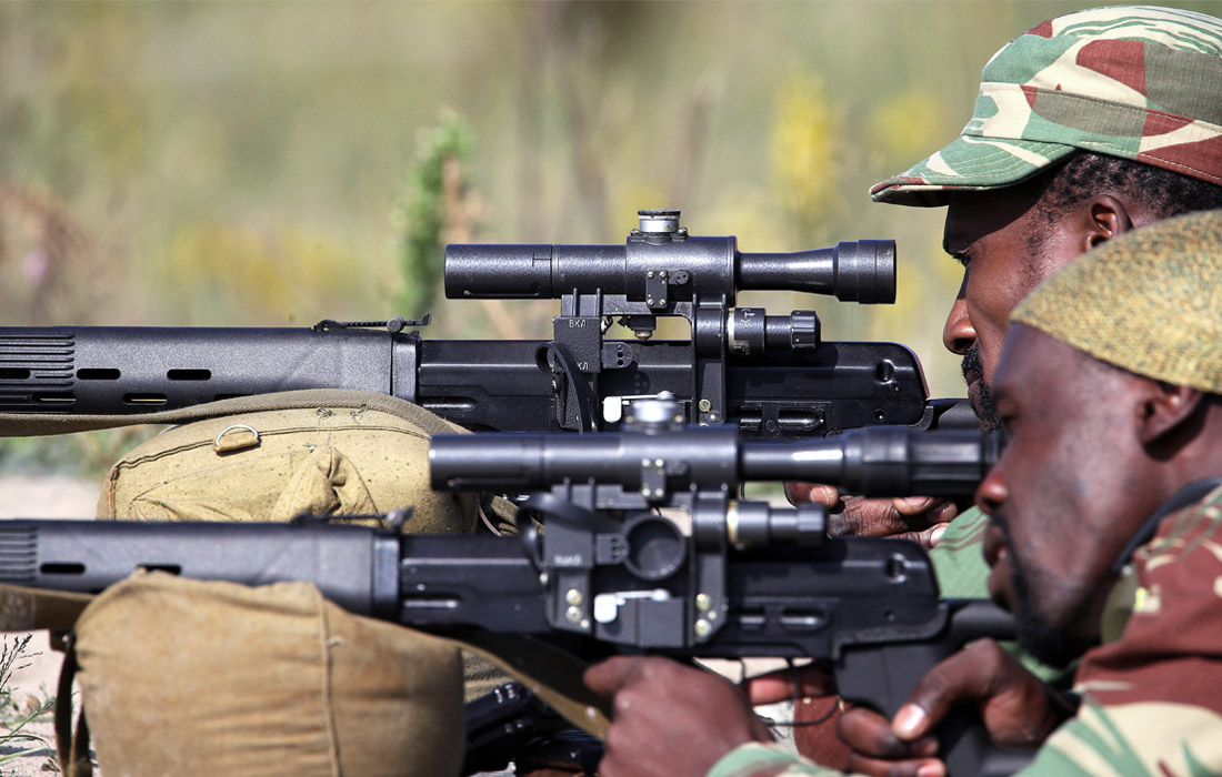 Военнослужащие во время конкурса "Снайперский рубеж" на полигоне "Брестский", Белоруссия