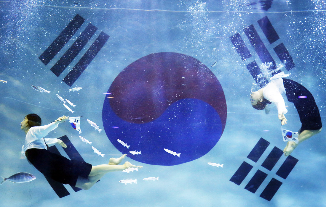 В аквариуме COEX в Сеуле прошла репетиция представления в честь Национального дня освобождения Кореи от японской колониальной оккупации, который отмечается ежегодно 15 августа