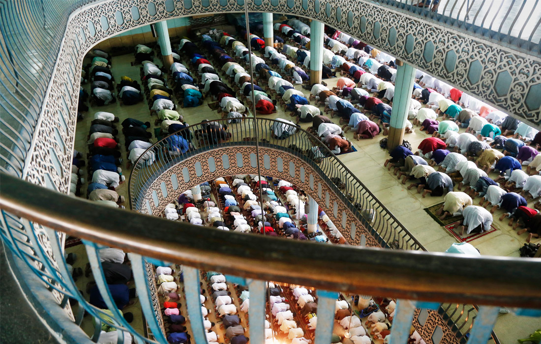 Мусульмане молятся в национальной мечети Бангладеш Байтул Мукаррам в рамках празднования Курбан-байрама