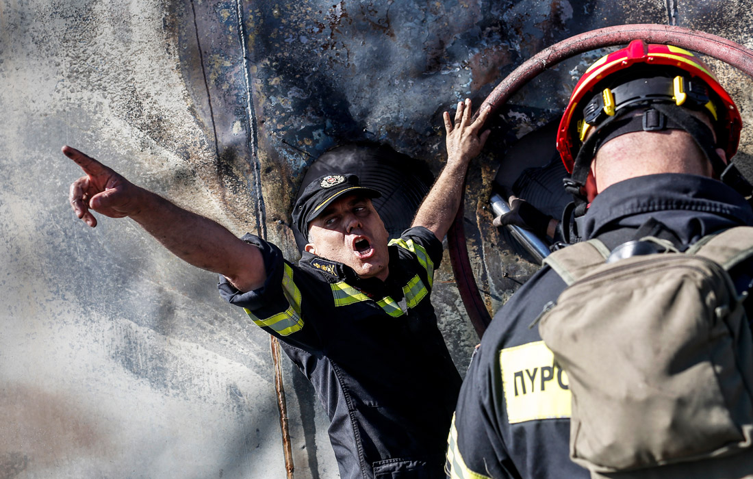 В Греции остановили угрожавший Афинам лесной пожар. Огонь начал распространяться рано утром в понедельник в восточной части города Пеания у горы Имитос. Более 130 пожарных были направлены на борьбу с пожаром, к операции также подключили корабль ВМС Греции.
