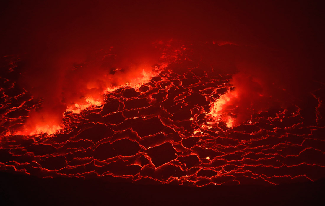 Кратер вулкана Ньирагонго на территории национального парка Вирунга в Демократической Республике Конго