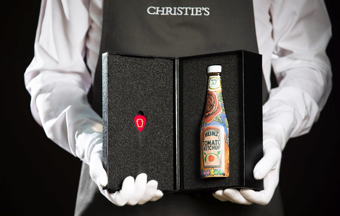 На благотворительном аукционе Christie's выставили кетчуп Heinz в эксклюзивной бутылке Tattoo Edition, выпущенный совместно с британским музыкантом Эдом Шираном