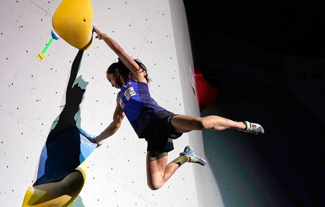 В Японии прошел чемпионат мира по скалолазанию в дисциплине "боулдеринг". В 2016 году скалолазание включили в олимпийскую программу.