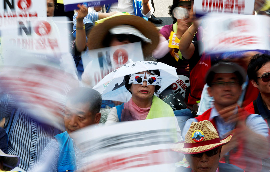 В Сеуле прошла многотысячная антияпонская акция протеста. В начале июля Япония приняла решение усложнить процедуры для экспорта в Южную Корею материалов, использующихся крупными производителями чипов и дисплеев.