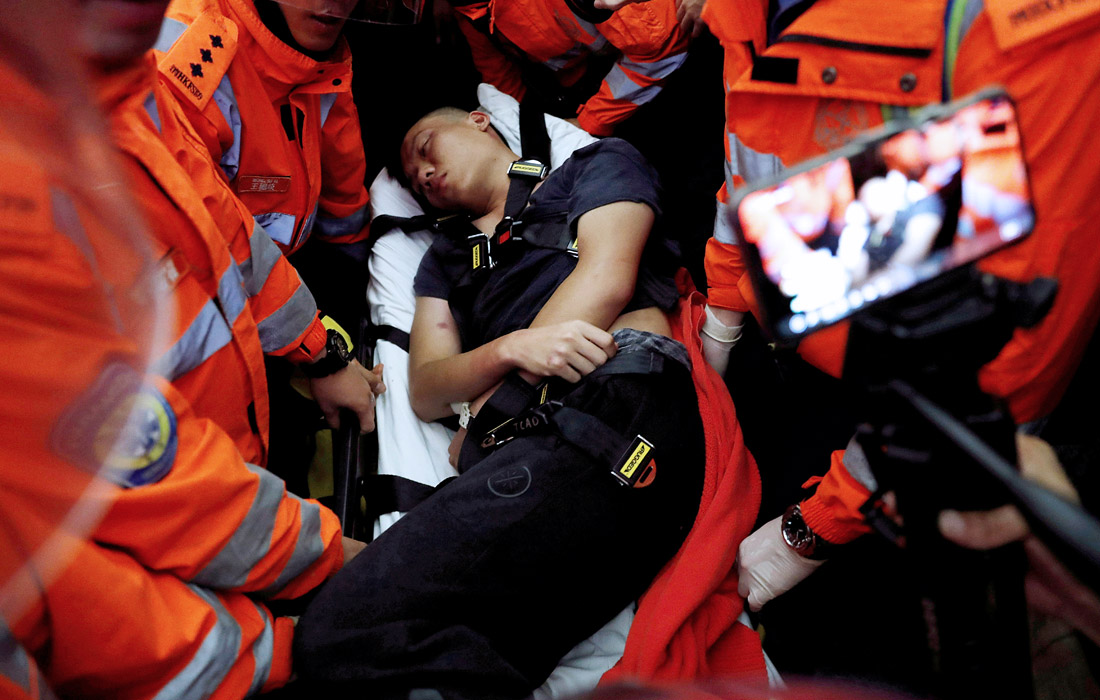 Демонстранты вновь оккупировали зал отлета международного аэропорта Гонконга, более 300 вылетов были отменены. Во вторник в аэропорту произошли столкновения между участниками протестов и стражами порядка. По меньшей мере два человека пострадали. Полицейские применили слезоточивый газ для разгона демонстрантов, которые уже второй день подряд блокировали работу аэропорта.