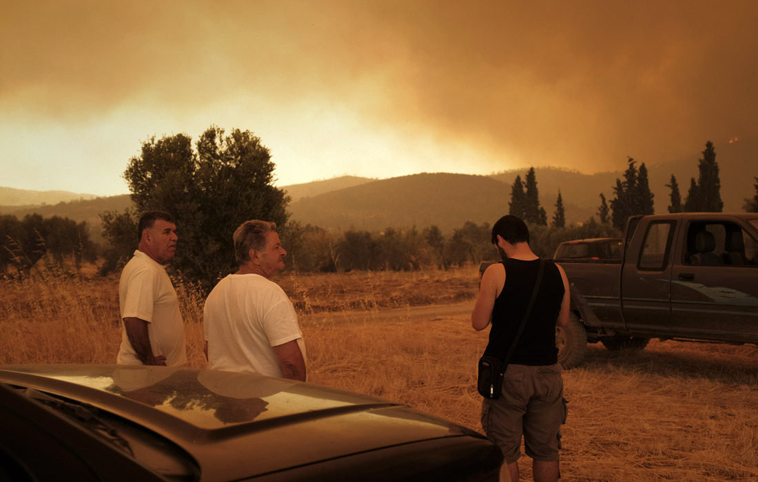 Из-за сильного ветра огонь быстро распространился и охватил лесные массивы
