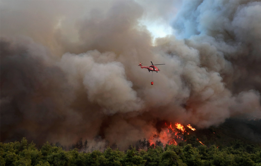 В ликвидации возгораний участвуют не только сотни греческих пожарных, но и другие страны. В частности, Италия отправила к острову два пожарных самолета.