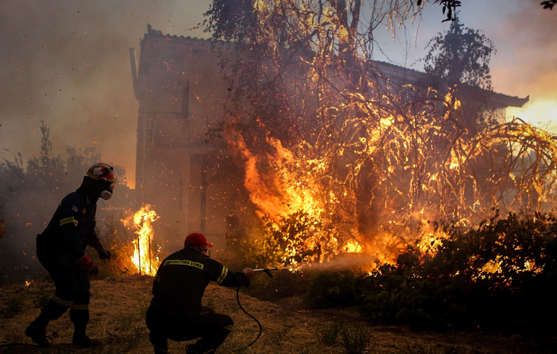 В тушении огня задействованы сотни пожарных, а также специальная техника