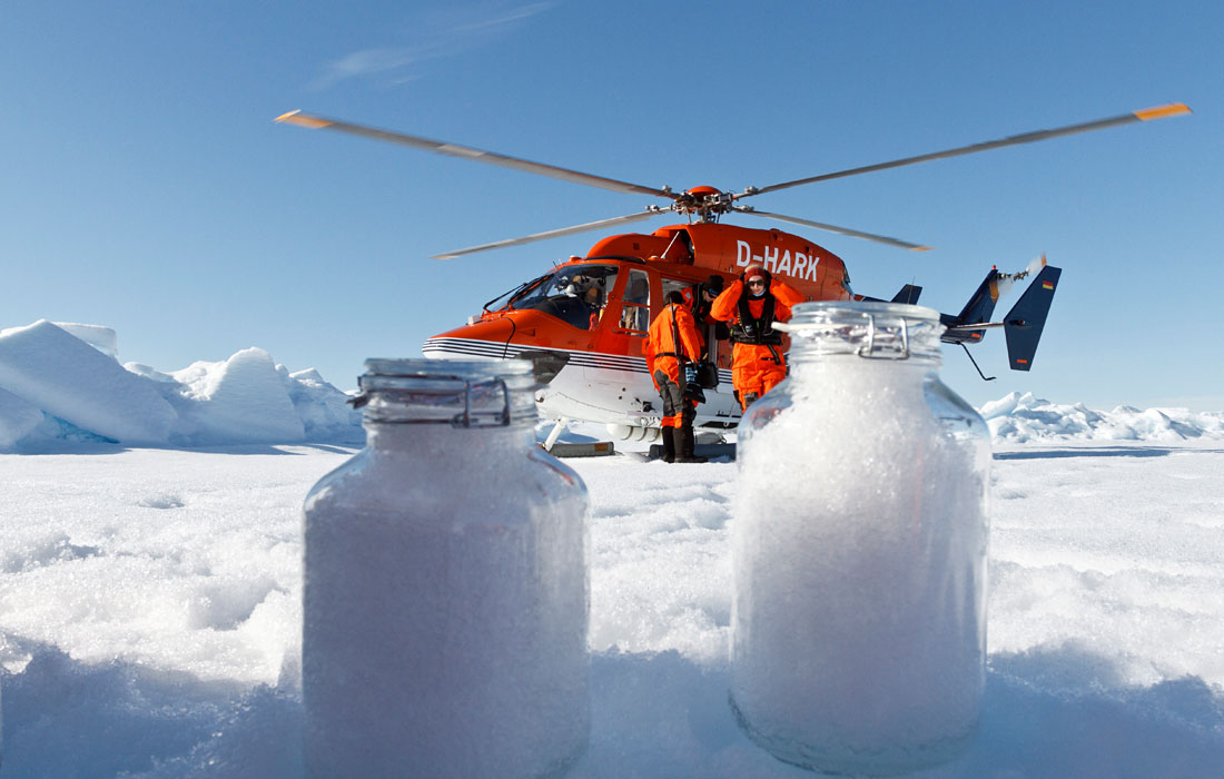 Ученые из Немецкого института им. Альфреда Вегенера объявили, что даже в таких отдаленных регионах, как Арктика и Альпы, снег загрязнен микропластиком: частицы лака, резины, полиэтилена и полиамида, что указывает на значительное загрязнение атмосферы