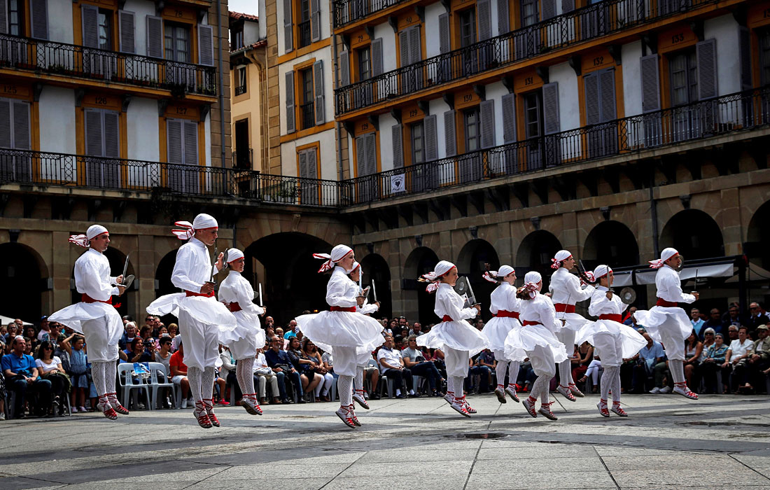 В испанском Сан-Себастьяне празднуют "Большую неделю" - Semana Grande. Это одно из самых главных мероприятий которые проходит в Сан Себастьяне с 19-го века. В эти дни в городе проходит огромное количество конкурсов, представлений и танцев.