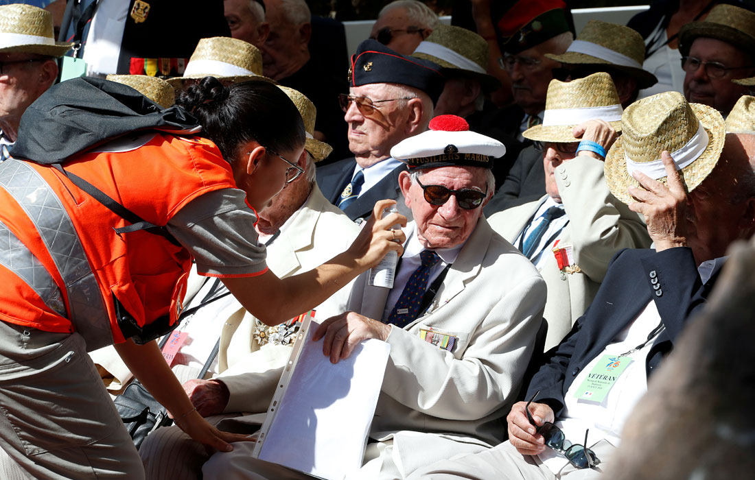 Работники Красного Креста помогли ветеранам Второй мировой войны перенести жару во время церемонии, посвященной 75-й годовщине высадки союзников в Провансе