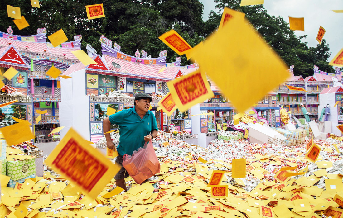 Этнические китайцы, живущие в Индонезии, отмечают фестиваль "Голодный призрак". Верующие молятся и сжигают символические подношения в виде поддельных денег, бумажных телефонов, телевизоров, автомобилей и прочих предметов быта, чтоб задобрить блуждающих духов.