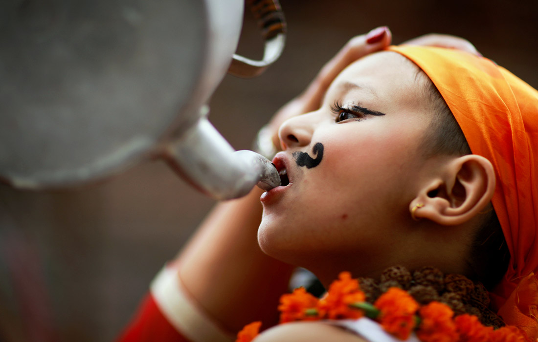 Мальчик участвует в параде в честь праздника Гайятры, также известного как фестиваль коров, в Катманду. Коровы считаются священными животными в Непале, которые сопровождают душу умершего человека в мир иной, поэтому фестиваль посвящен проводам умерших родственников.