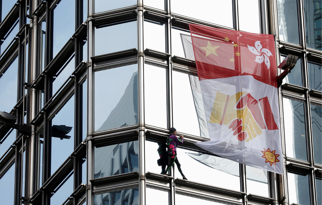 Французский скалолаз Ален Робер по прозвищу Человек-паук разместил на одном из небоскребов Гонконга флаг с призывом к примирению между Китаем и специальным административным районом