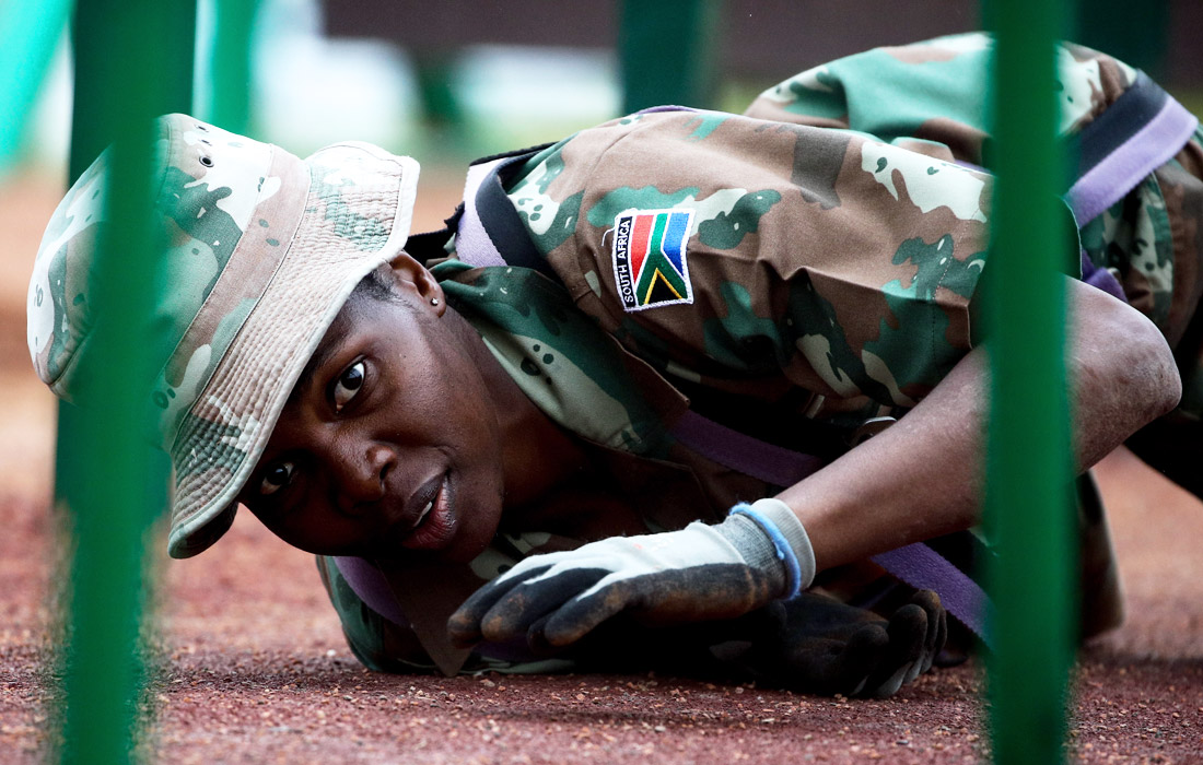 На базе учебного центра Шарапово в Московской области прошел конкурс "Аварийный район", предназначенный для спасательных подразделений, которые работают в условиях природных и техногенных катастроф. В соревнованиях принимали участие команды из России, Вьетнама, ЮАР и Анголы.