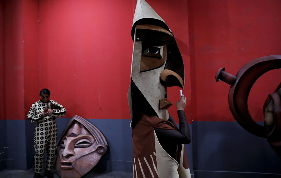 Артисты ожидают участия в церемонии закрытия Панамериканских игр на Национальном стадионе в Лиме, Перу