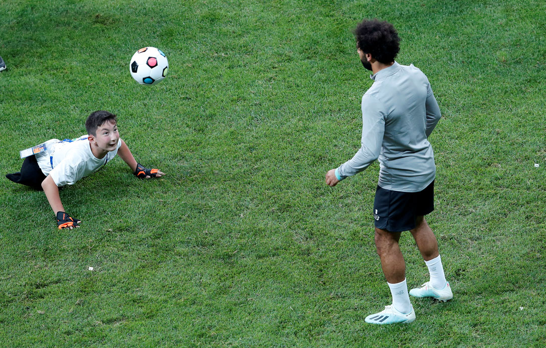 Форвард "Ливерпуля" Мохамед Салах осуществил мечту 10-летнего инвалида Али Турганбекова из Казахстана, сыграв с мальчиком на тренировке команды в Стамбуле