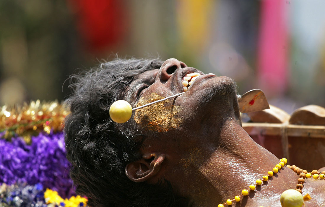 Индусу пронизывают рот стальным стержнем во время ритуала по случаю празднования Аади в Ченнаи