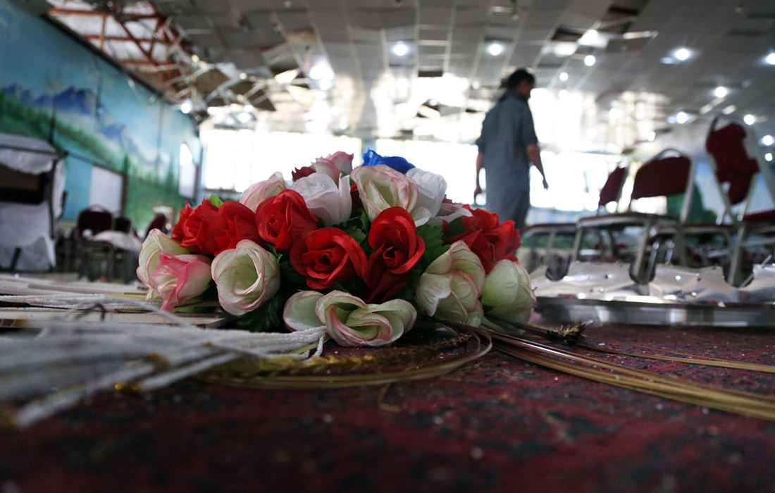 Не менее 63 человек погибли и более 180 пострадали в результате взрыва на свадьбе в западной части Кабула, который произошел вечером 17 августа. Среди жертв и раненых много женщин и детей. Ответственность за теракт взяла на себя группировка "Исламское государство" (ИГ, запрещена в России).