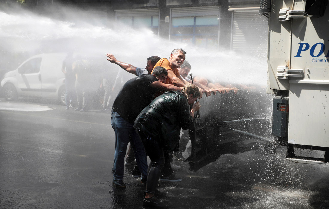 В турецком Диярбакыре прошли акции протеста против отстранения от должности мэров трех городов, избранных в марте нынешнего года от оппозиционной партии