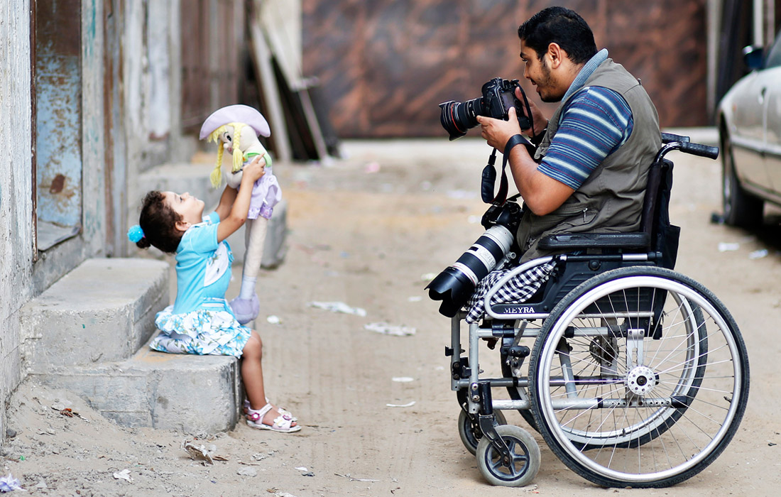Палестинский фотограф Моамен Крекей фотографирует свою дочь возле дома в городе Газа. Октябрь 2012 года.