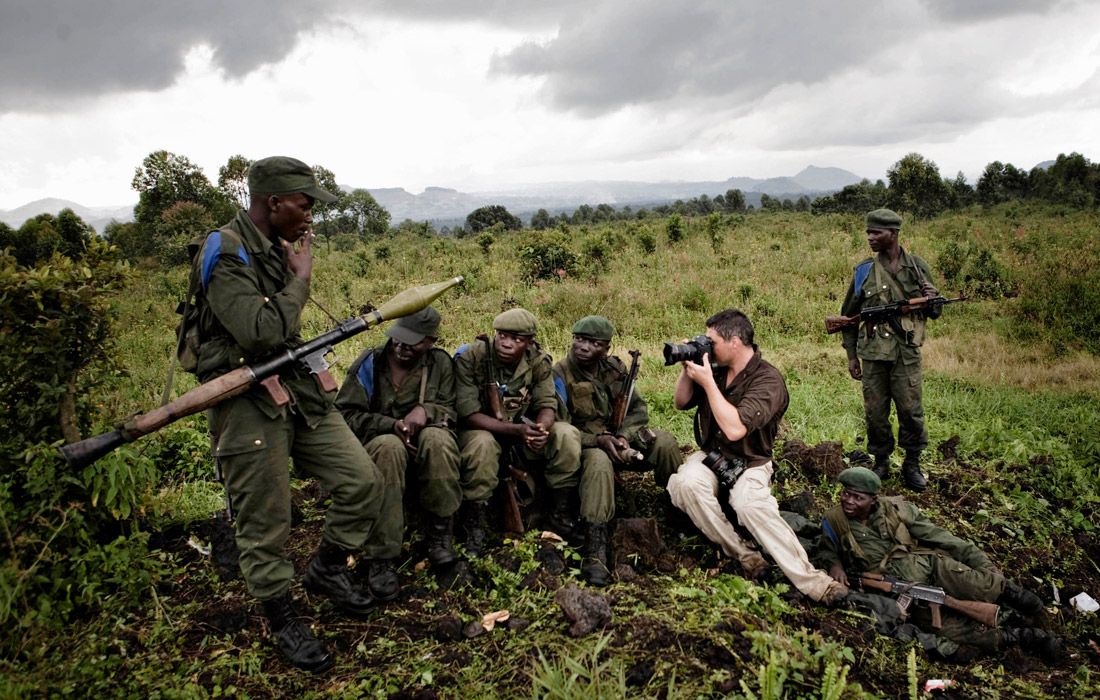 Фотограф Reuters снимает солдат конголезской армии в восточной части Конго. Декабрь 2008 года.