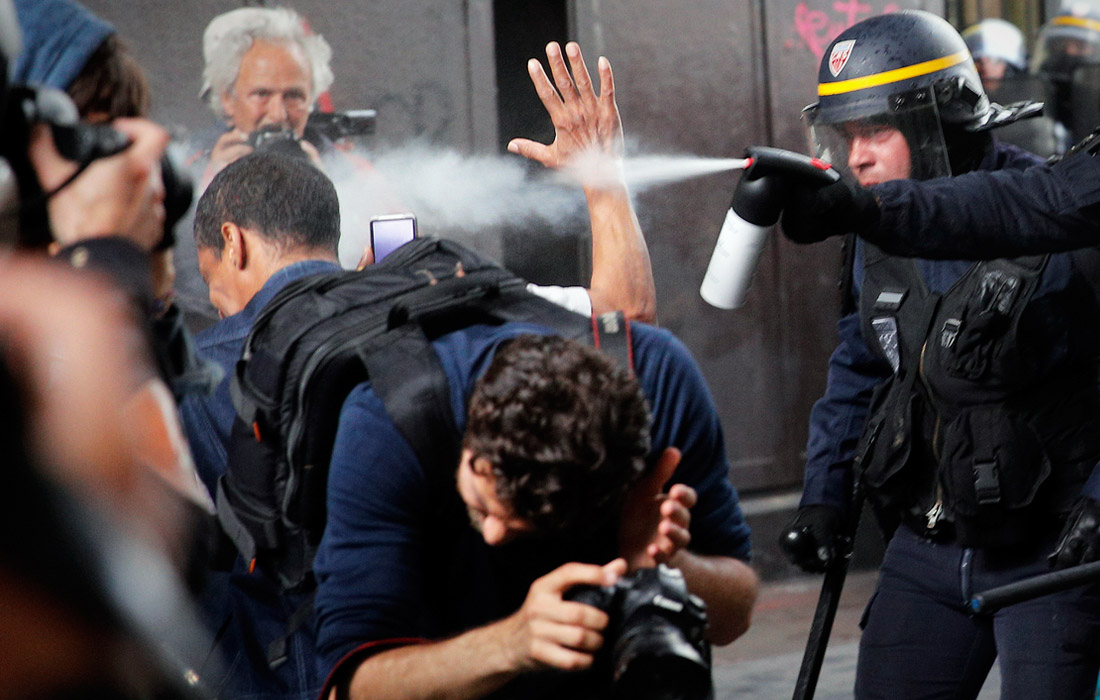 Сотрудники полиции используют слезоточивый газ во время забастовки госслужащих в Париже. Май 2018 года.