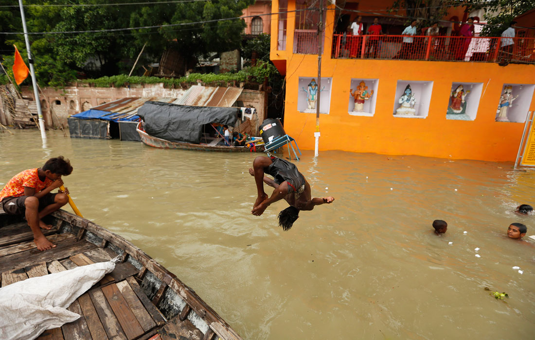 На севере Индии наводнения из-за ливней за два дня унесли жизни не менее 58 человек