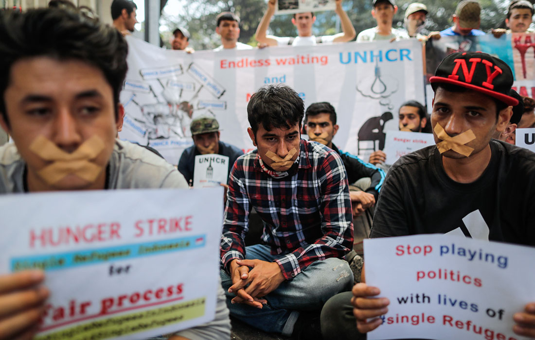 В Джакарте десятки беженцев выступили против миграционной политики Австралии. Приезжие из Афганистана, Сомали и Мьянмы не могут попасть в Австралию и живут в Индонезии в тяжёлых условиях.