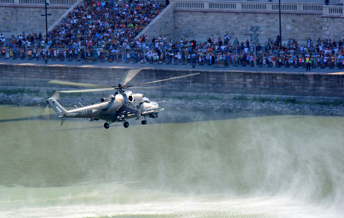 В центре Будапешта над Дунаем летчики венгерской армии на вертолетах Ми-24 продемонстрировали свое мастерство во время авиасалона, приуроченного ко Дню Святого Стефана